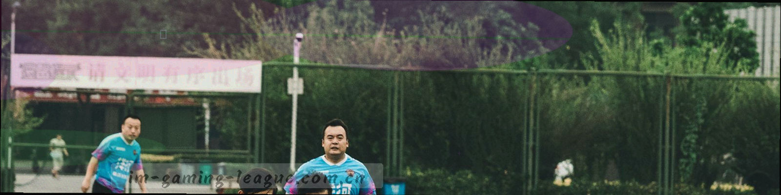 深色背景上密集的精密网格与斜向细线交织成抽象图形，局部透出电光紫光晕